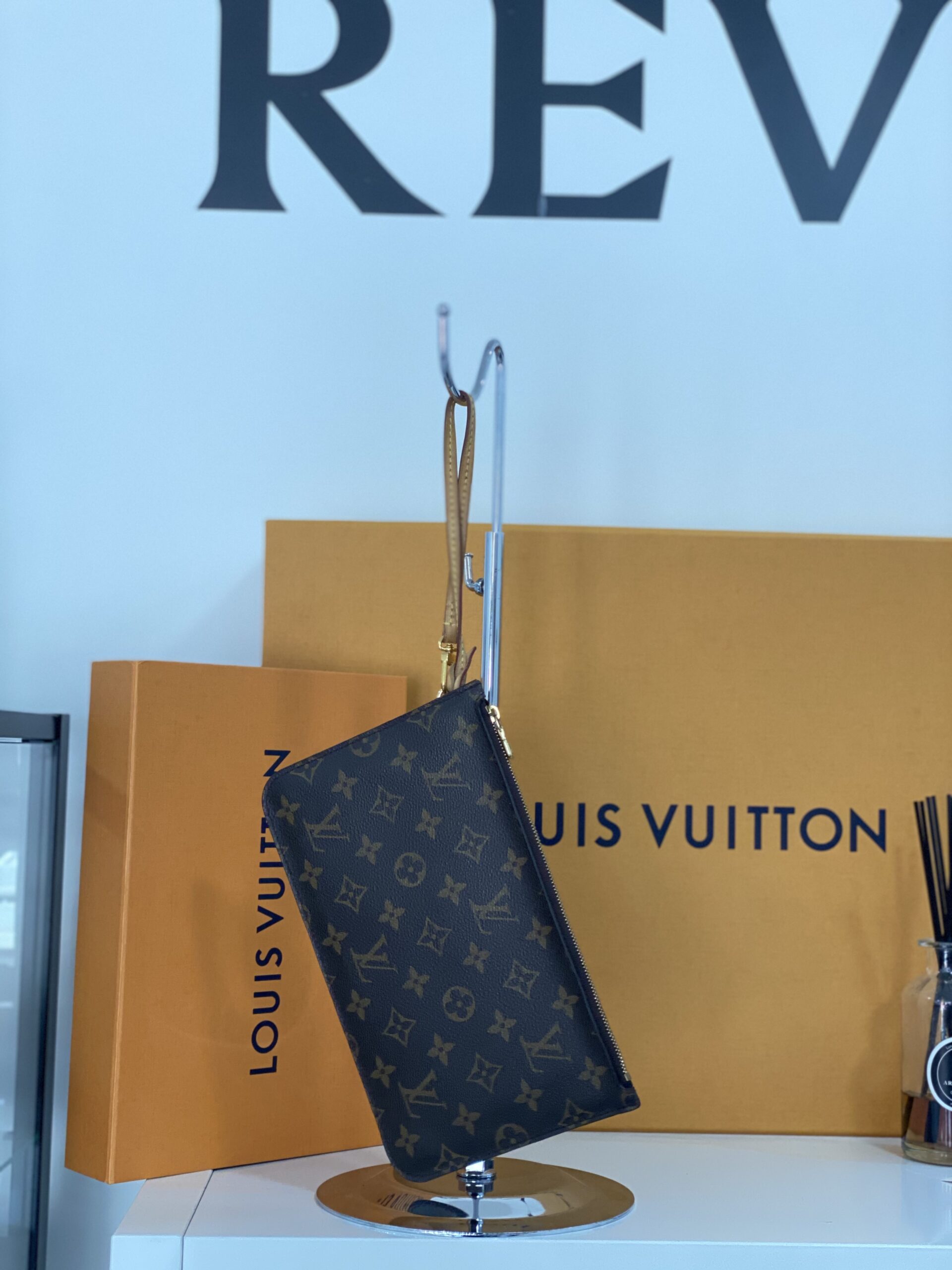 Louis Vuitton Pochette a Mano Monogram